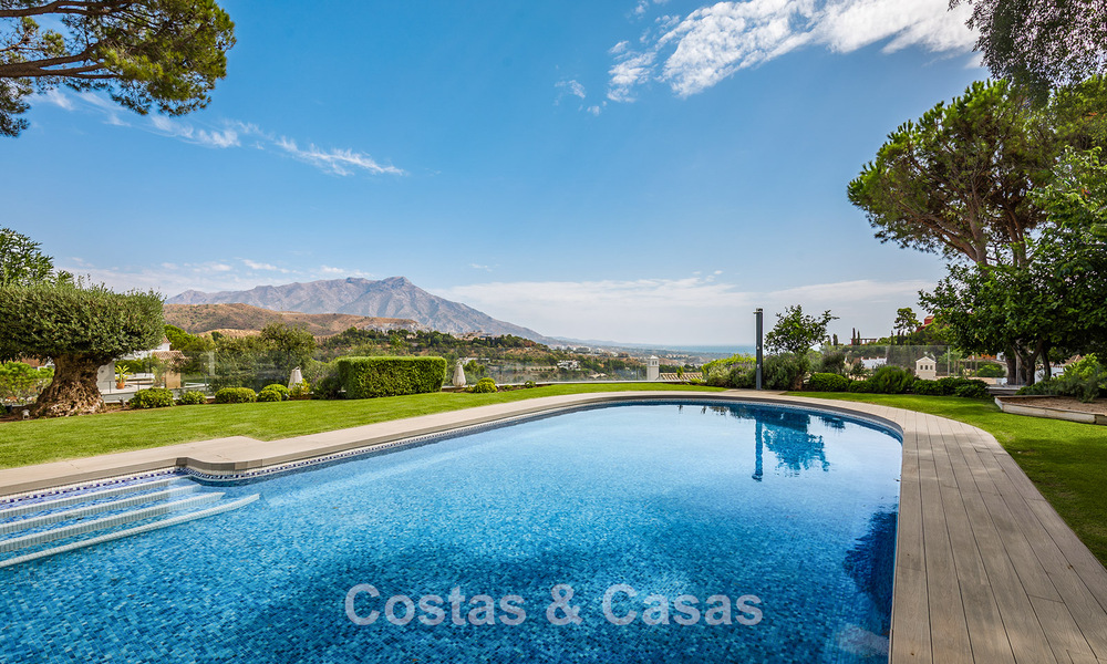 Spacious villa with sea views and a separate guest apartment for sale in El Madroñal in Benahavis - Marbella 786462