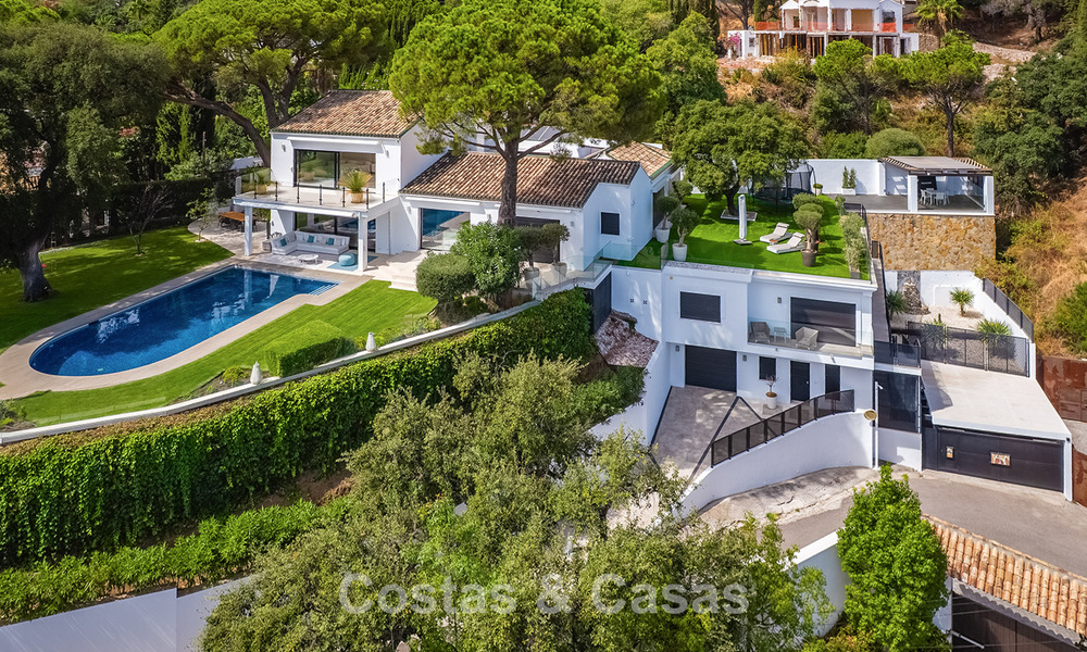 Spacious villa with sea views and a separate guest apartment for sale in El Madroñal in Benahavis - Marbella 786463