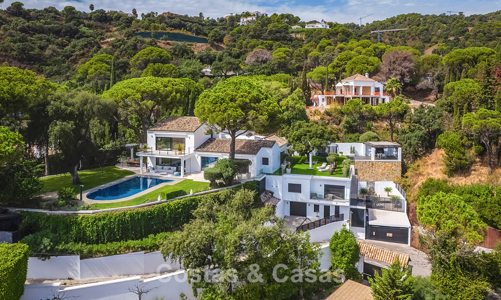 Spacious villa with sea views and a separate guest apartment for sale in El Madroñal in Benahavis - Marbella 786464