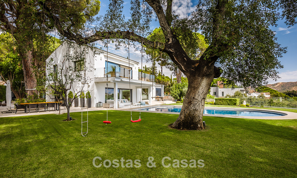 Spacious villa with sea views and a separate guest apartment for sale in El Madroñal in Benahavis - Marbella 786470