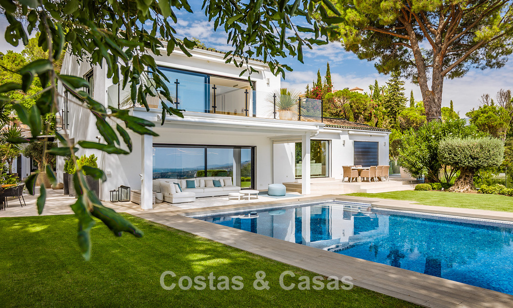 Spacious villa with sea views and a separate guest apartment for sale in El Madroñal in Benahavis - Marbella 786473