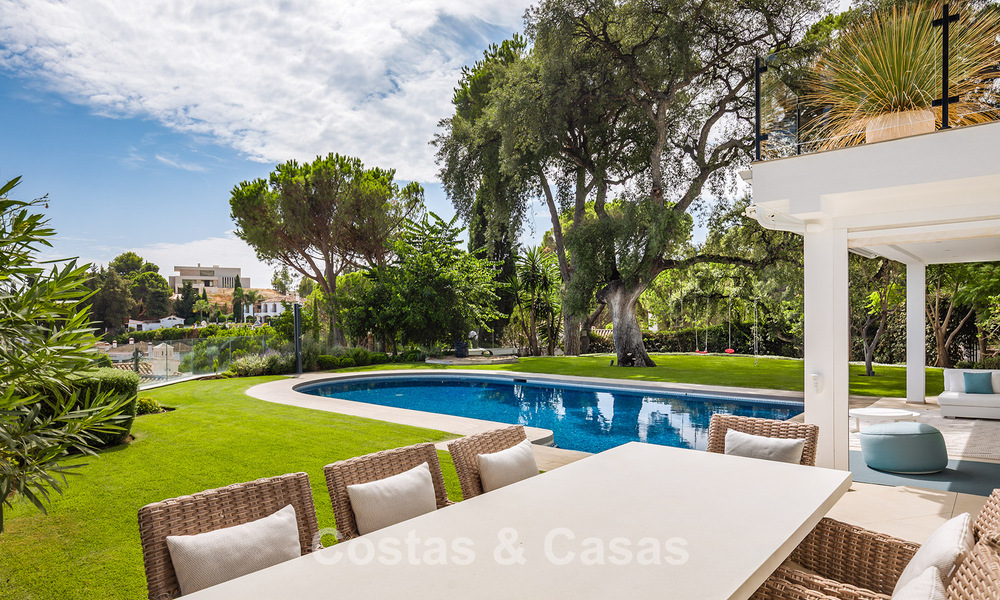 Spacious villa with sea views and a separate guest apartment for sale in El Madroñal in Benahavis - Marbella 786474