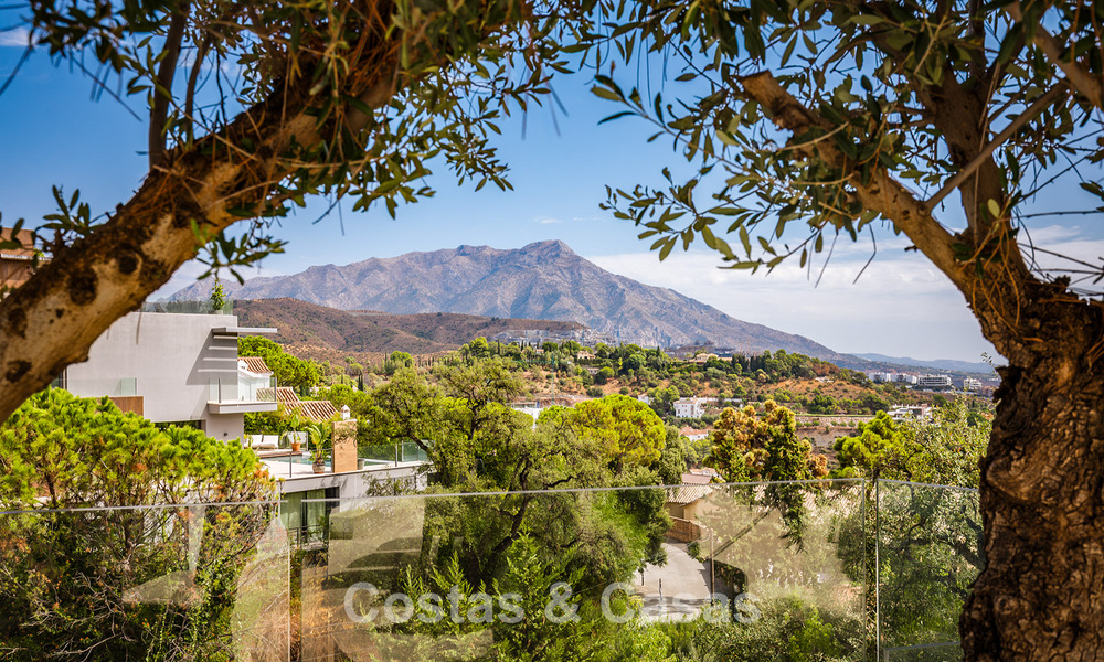 Spacious villa with sea views and a separate guest apartment for sale in El Madroñal in Benahavis - Marbella 786476