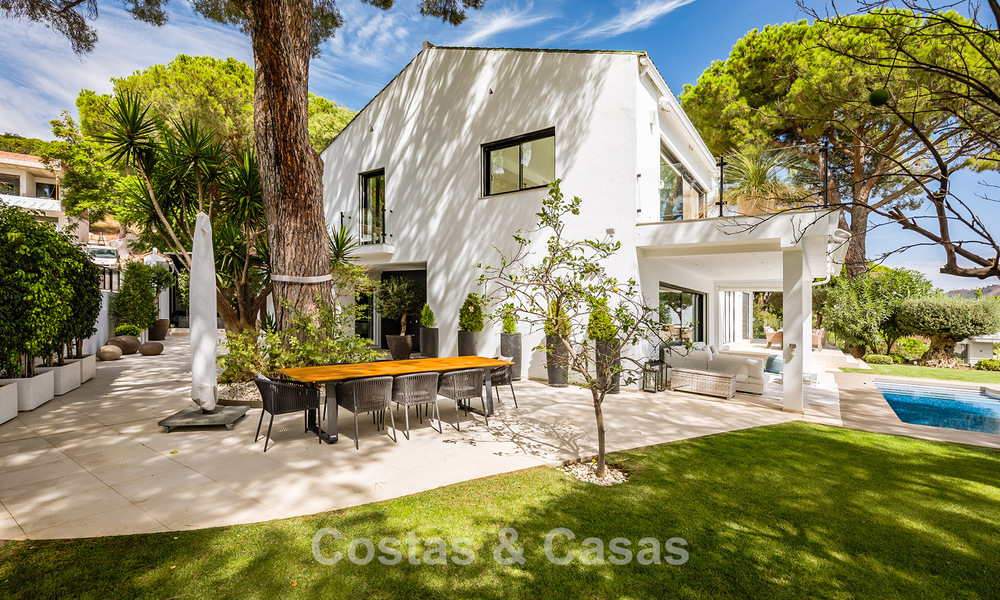 Spacious villa with sea views and a separate guest apartment for sale in El Madroñal in Benahavis - Marbella 786479