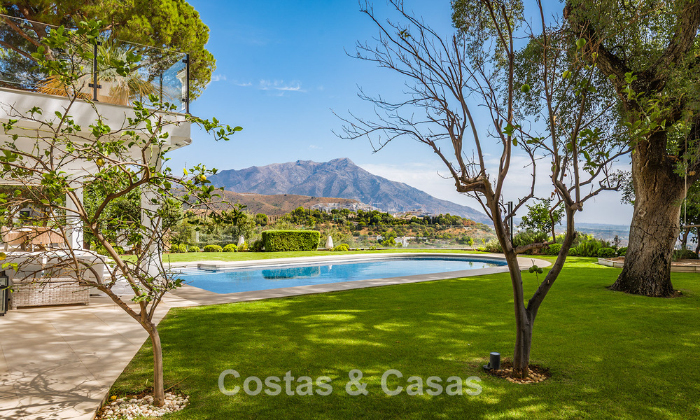 Spacious villa with sea views and a separate guest apartment for sale in El Madroñal in Benahavis - Marbella 786480