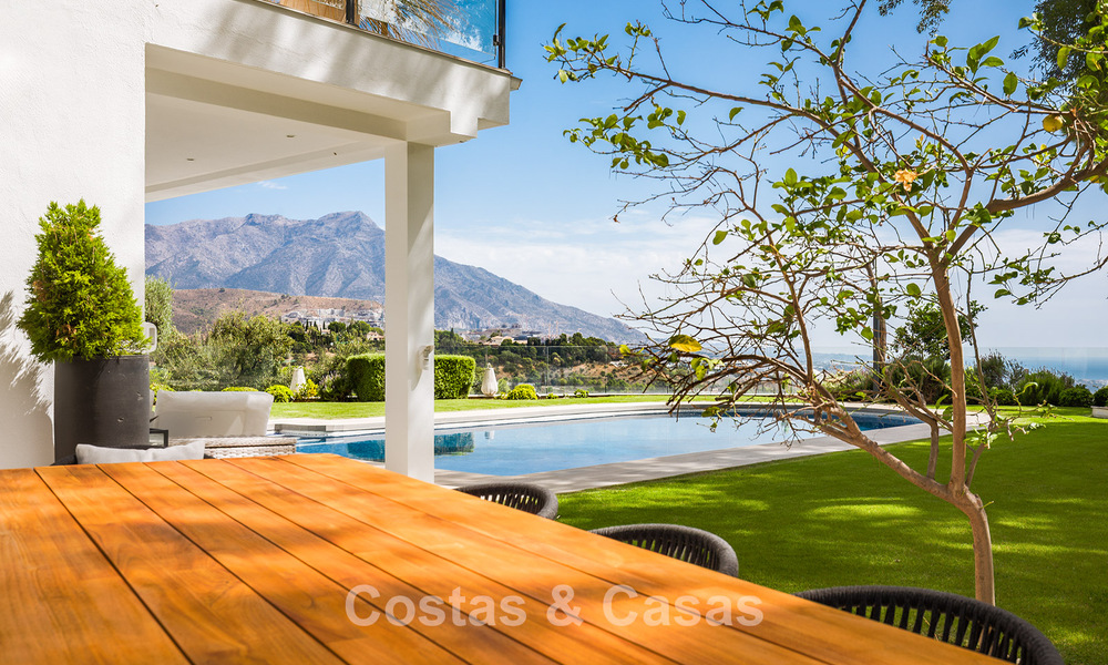 Spacious villa with sea views and a separate guest apartment for sale in El Madroñal in Benahavis - Marbella 786481