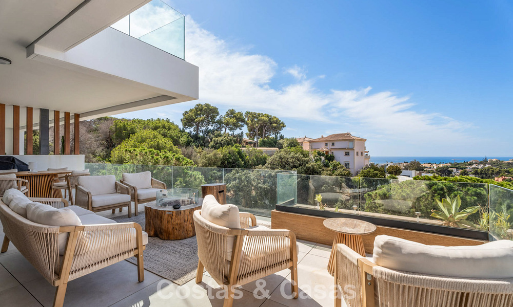Move-in ready, modernist duplex penthouse with sea views for sale in Marbella East 786483