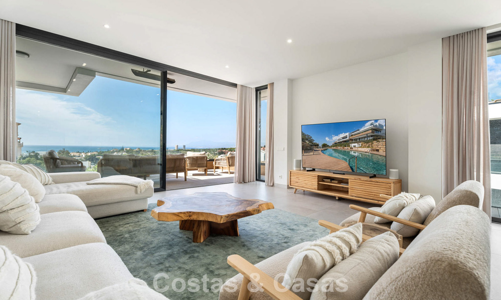 Move-in ready, modernist duplex penthouse with sea views for sale in Marbella East 786486