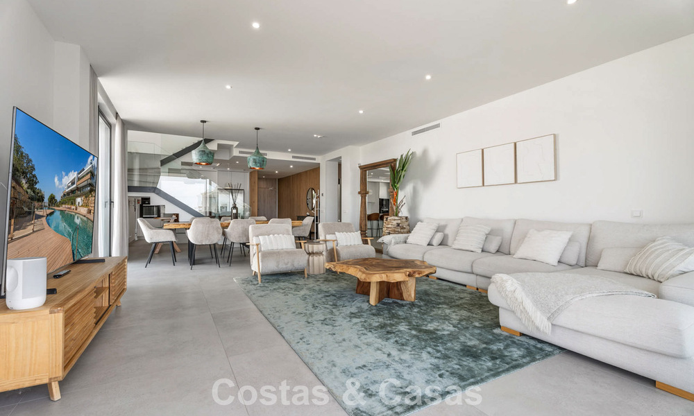 Move-in ready, modernist duplex penthouse with sea views for sale in Marbella East 786487