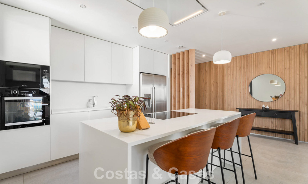 Move-in ready, modernist duplex penthouse with sea views for sale in Marbella East 786492