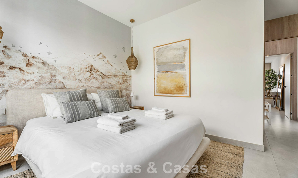 Move-in ready, modernist duplex penthouse with sea views for sale in Marbella East 786494