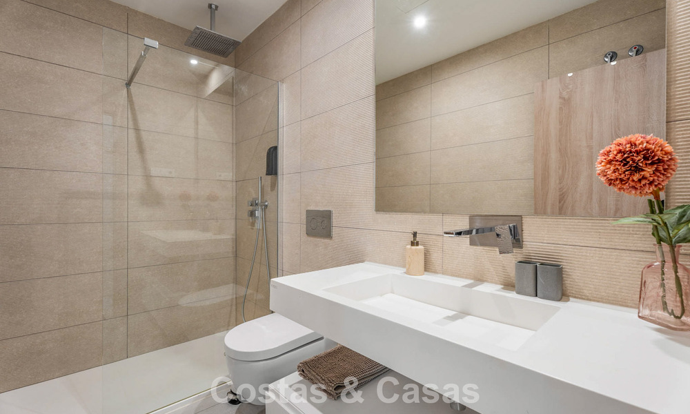 Move-in ready, modernist duplex penthouse with sea views for sale in Marbella East 786495