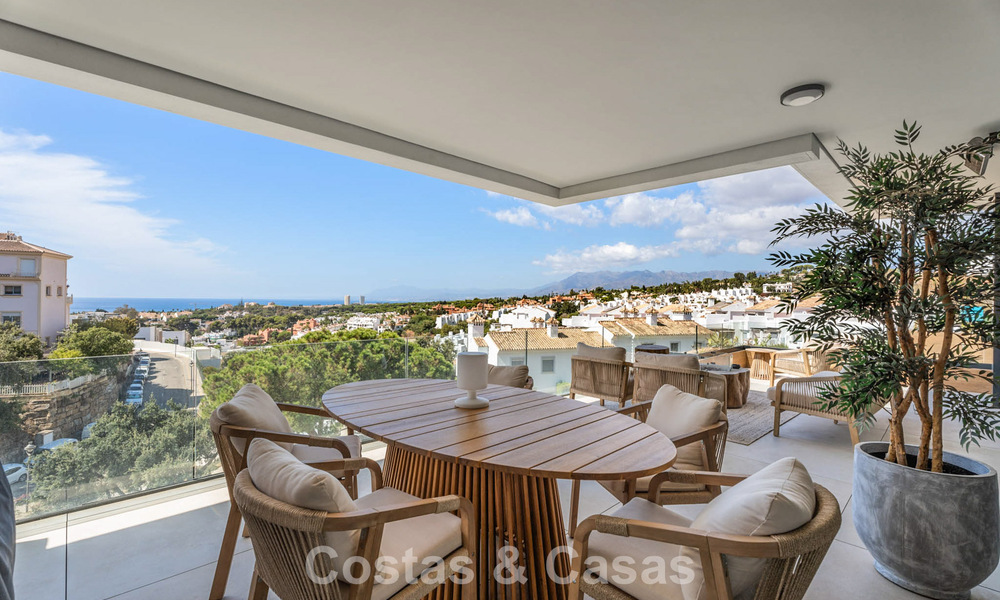 Move-in ready, modernist duplex penthouse with sea views for sale in Marbella East 786499