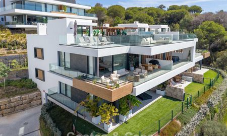 Move-in ready, modernist duplex penthouse with sea views for sale in Marbella East 786501