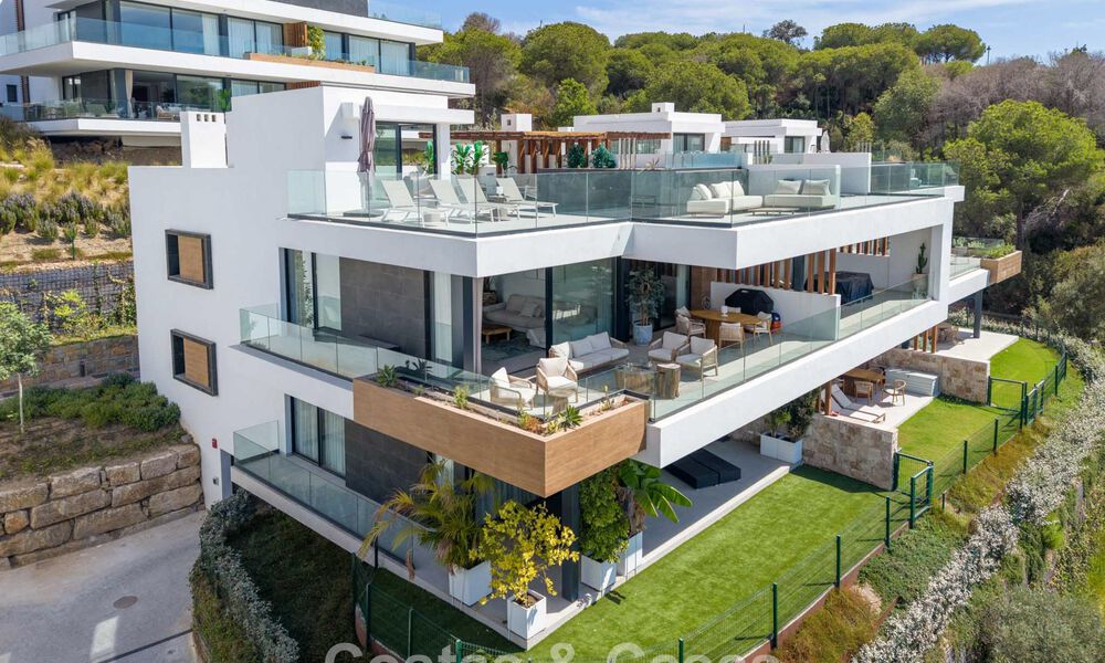 Move-in ready, modernist duplex penthouse with sea views for sale in Marbella East 786501