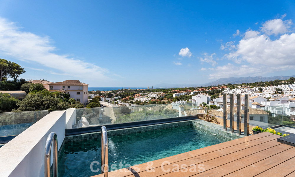 Move-in ready, modernist duplex penthouse with sea views for sale in Marbella East 786504