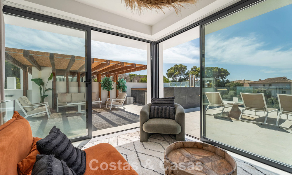 Move-in ready, modernist duplex penthouse with sea views for sale in Marbella East 786506