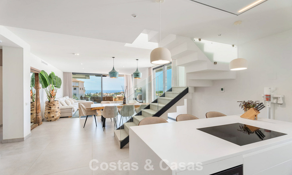 Move-in ready, modernist duplex penthouse with sea views for sale in Marbella East 786509