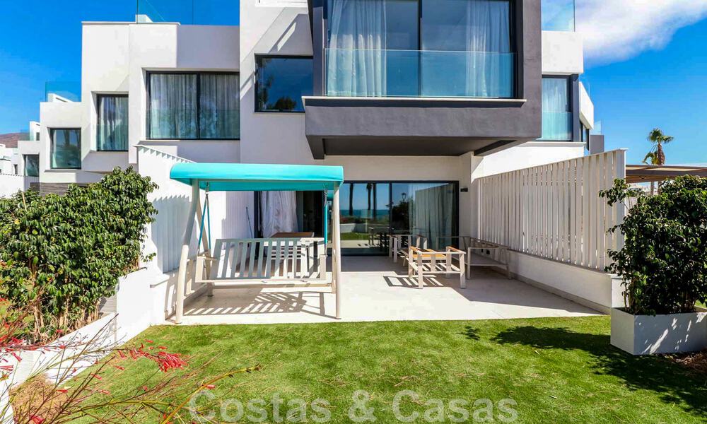 Move-in ready, modernist terraced house with frontal sea views for sale just a few minutes' walk from Estepona town center 786304