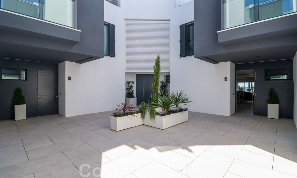 Move-in ready, modernist terraced house with frontal sea views for sale just a few minutes' walk from Estepona town center 786305