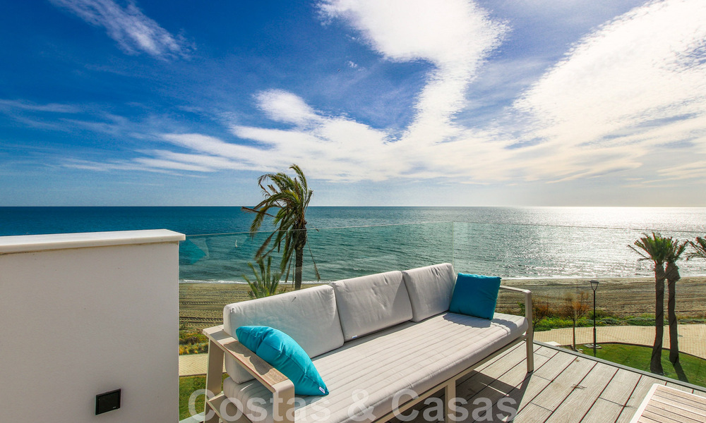 Move-in ready, modernist terraced house with frontal sea views for sale just a few minutes' walk from Estepona town center 786309