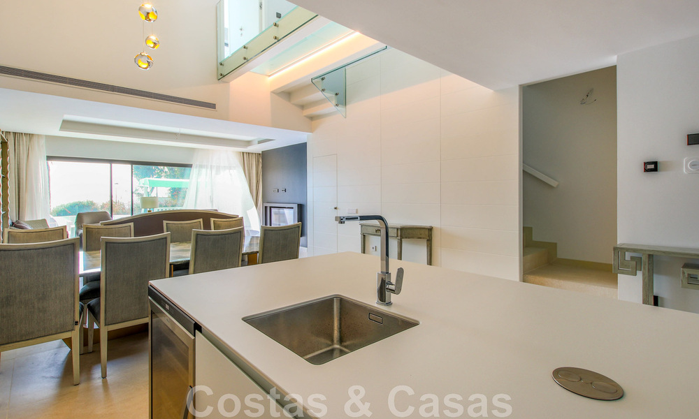 Move-in ready, modernist terraced house with frontal sea views for sale just a few minutes' walk from Estepona town center 786322