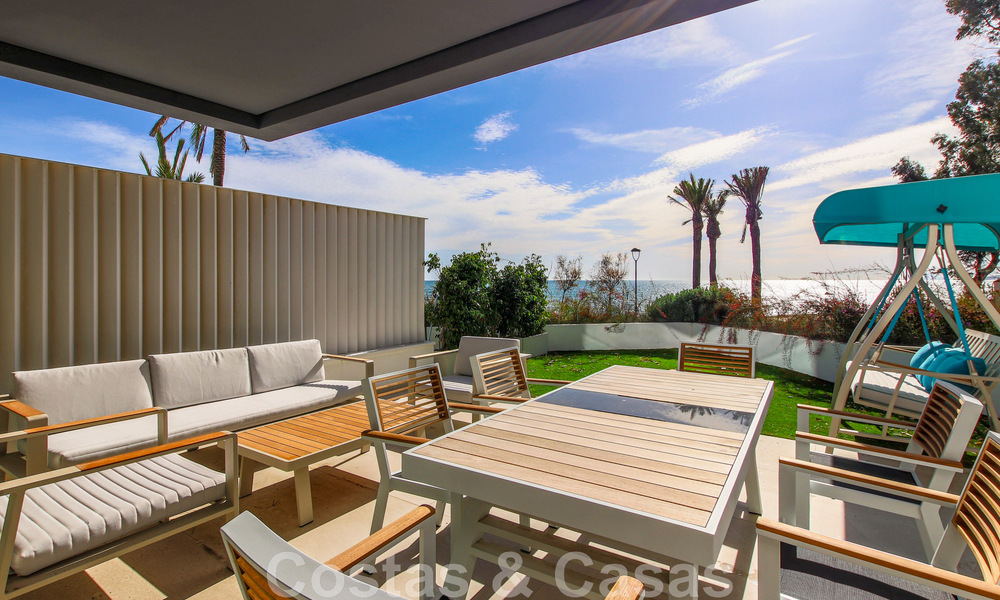 Move-in ready, modernist terraced house with frontal sea views for sale just a few minutes' walk from Estepona town center 786325