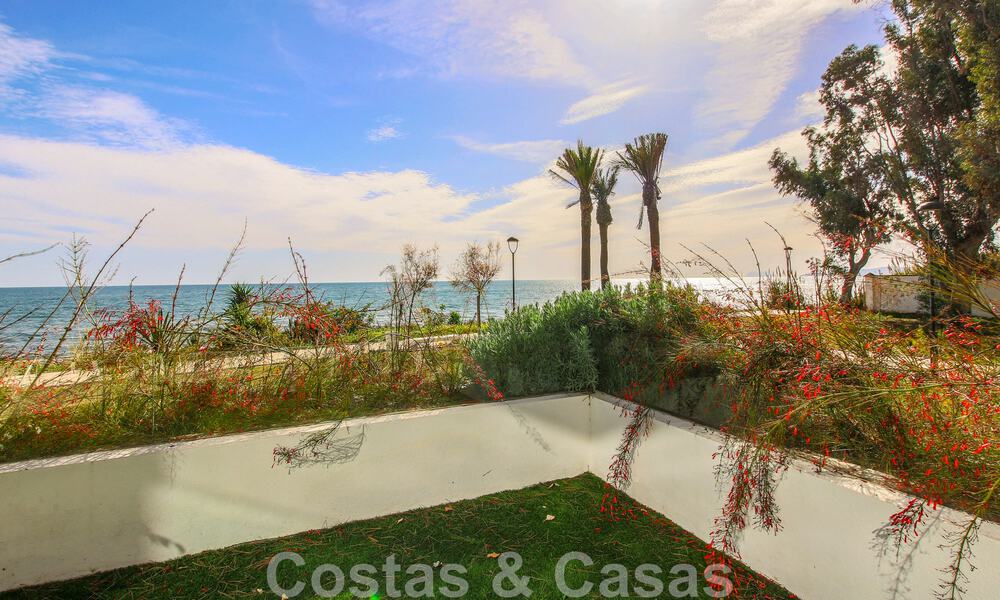 Move-in ready, modernist terraced house with frontal sea views for sale just a few minutes' walk from Estepona town center 786326
