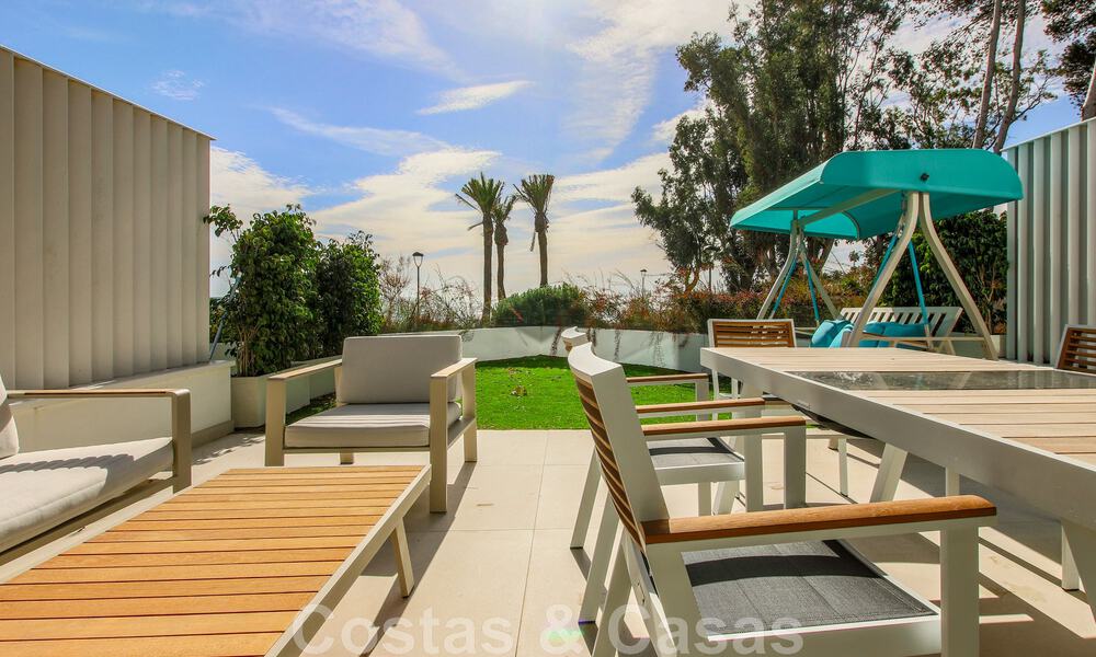 Move-in ready, modernist terraced house with frontal sea views for sale just a few minutes' walk from Estepona town center 786327