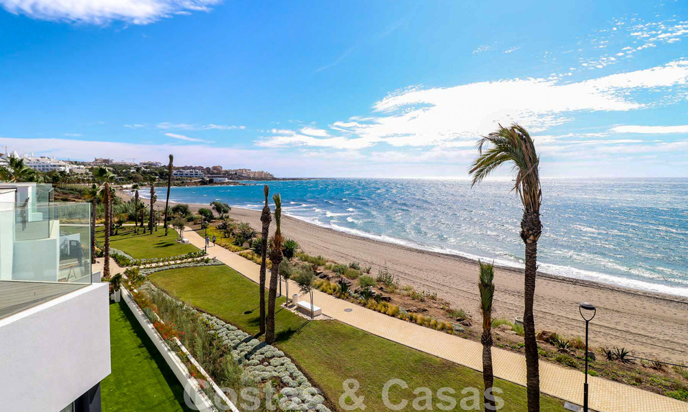 Move-in ready, modernist terraced house with frontal sea views for sale just a few minutes' walk from Estepona town center 786336