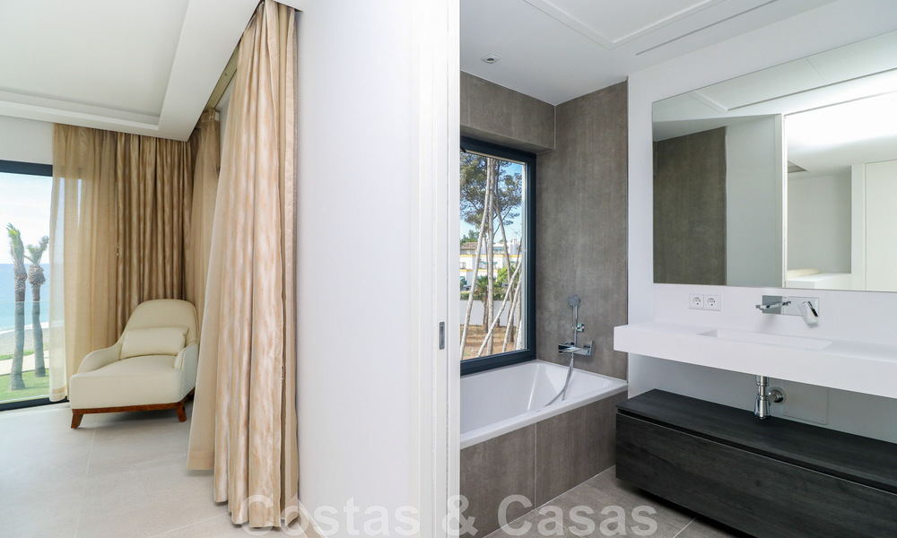 Move-in ready, modernist terraced house with frontal sea views for sale just a few minutes' walk from Estepona town center 786340