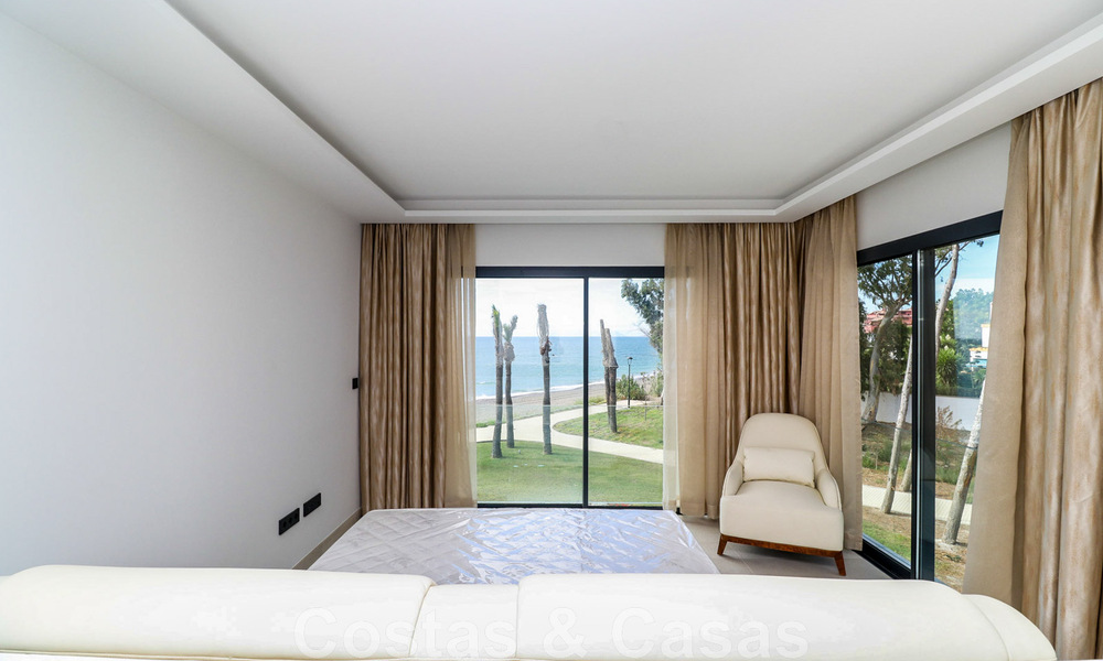 Move-in ready, modernist terraced house with frontal sea views for sale just a few minutes' walk from Estepona town center 786350