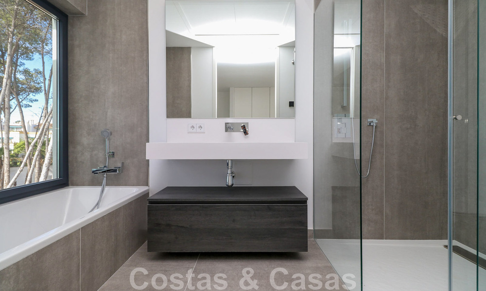 Move-in ready, modernist terraced house with frontal sea views for sale just a few minutes' walk from Estepona town center 786351