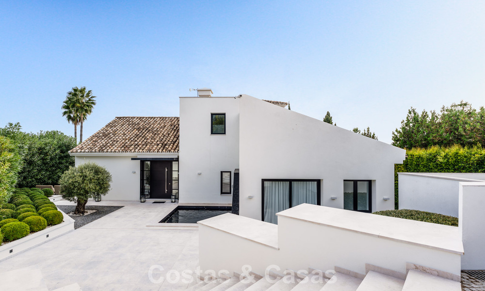 Modernized family villa for sale in a desirable golf setting in Nueva Andalucia, Marbella 786836