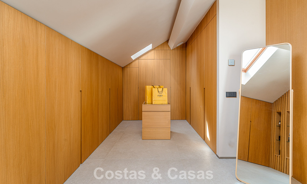 Contemporary duplex penthouse for sale in a gated urbanization on Marbella's prestigious Golden Mile 786970