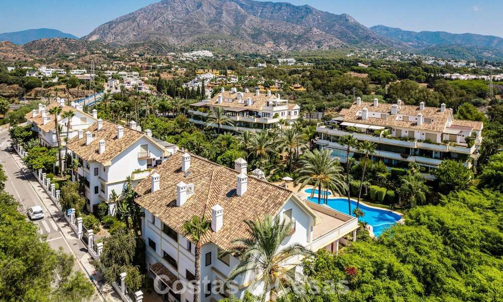 Contemporary duplex penthouse for sale in a gated urbanization on Marbella's prestigious Golden Mile 786971