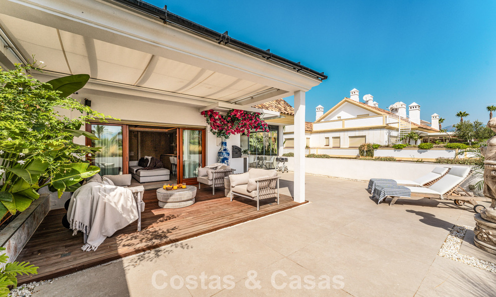 Contemporary duplex penthouse for sale in a gated urbanization on Marbella's prestigious Golden Mile 786973
