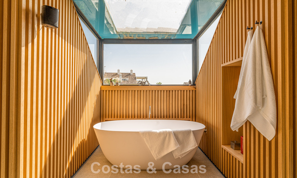 Contemporary duplex penthouse for sale in a gated urbanization on Marbella's prestigious Golden Mile 786980