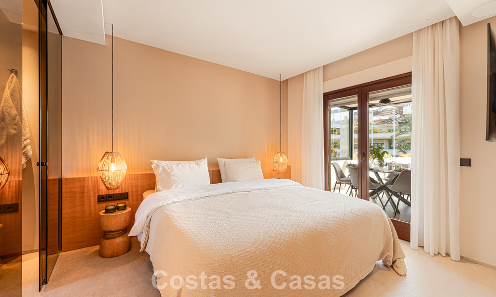 Contemporary duplex penthouse for sale in a gated urbanization on Marbella's prestigious Golden Mile 786982