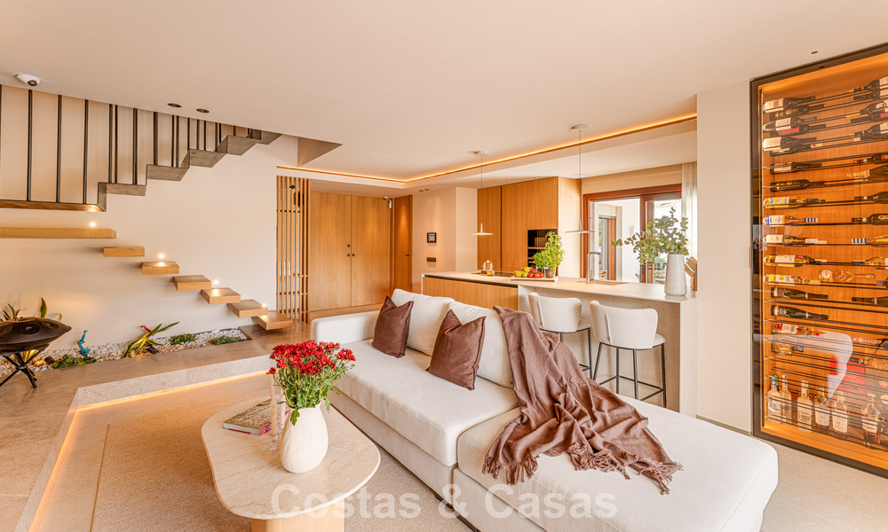 Contemporary duplex penthouse for sale in a gated urbanization on Marbella's prestigious Golden Mile 786983