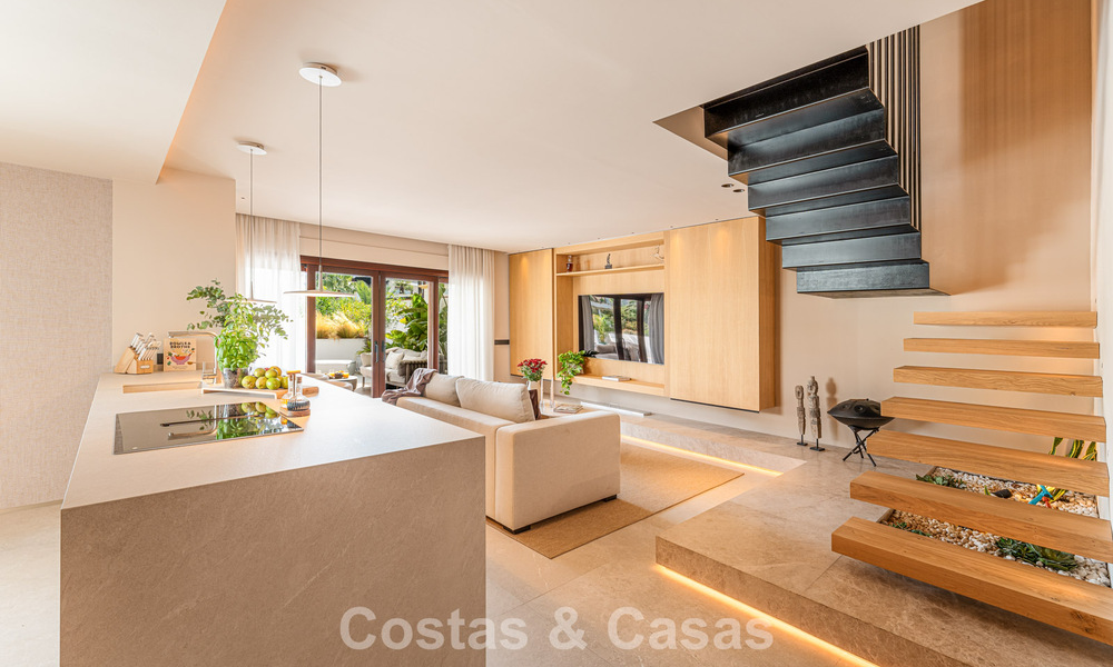 Contemporary duplex penthouse for sale in a gated urbanization on Marbella's prestigious Golden Mile 786984