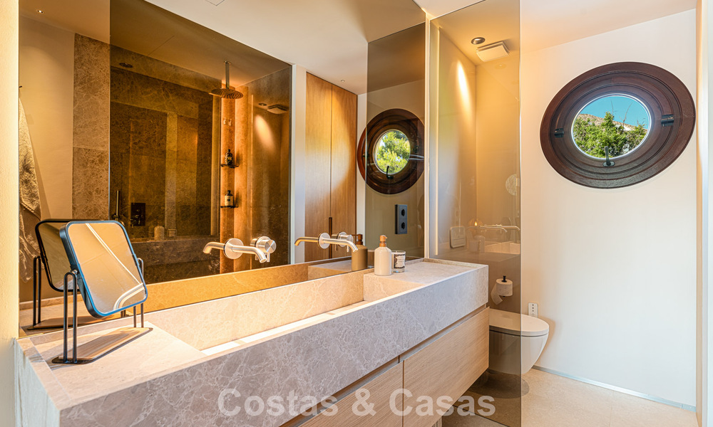 Contemporary duplex penthouse for sale in a gated urbanization on Marbella's prestigious Golden Mile 786985
