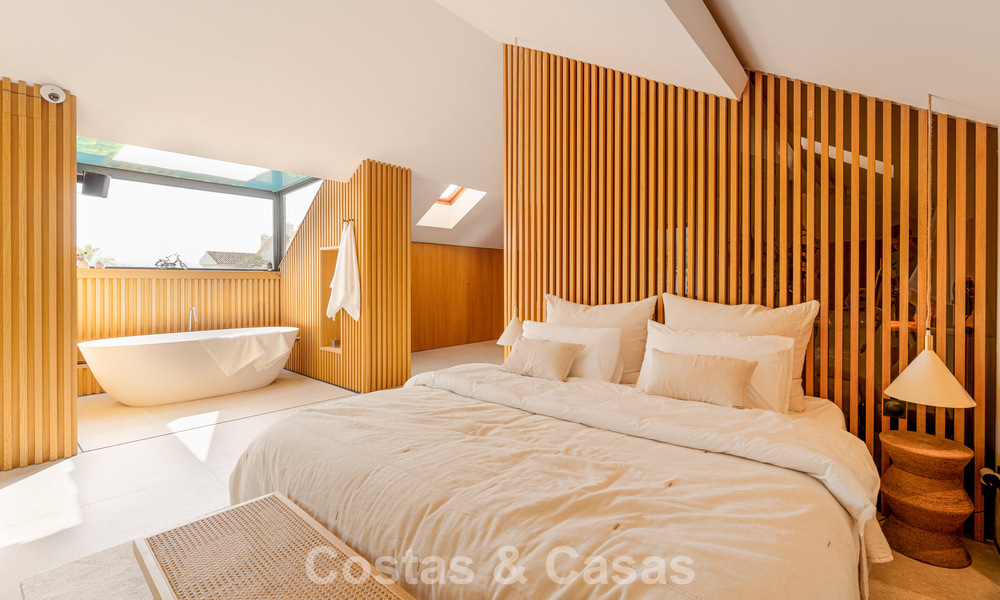 Contemporary duplex penthouse for sale in a gated urbanization on Marbella's prestigious Golden Mile 786987