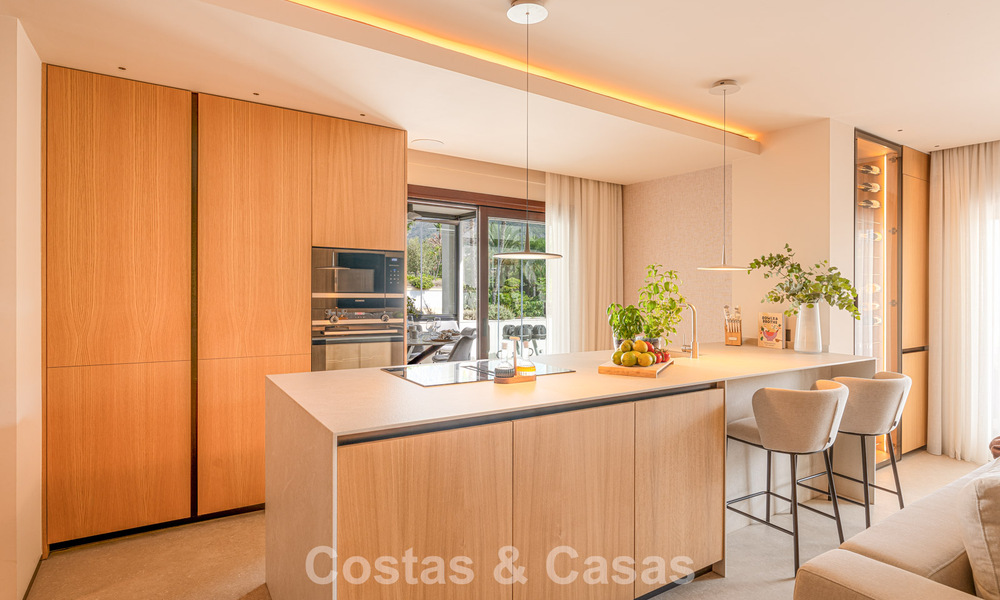 Contemporary duplex penthouse for sale in a gated urbanization on Marbella's prestigious Golden Mile 786990