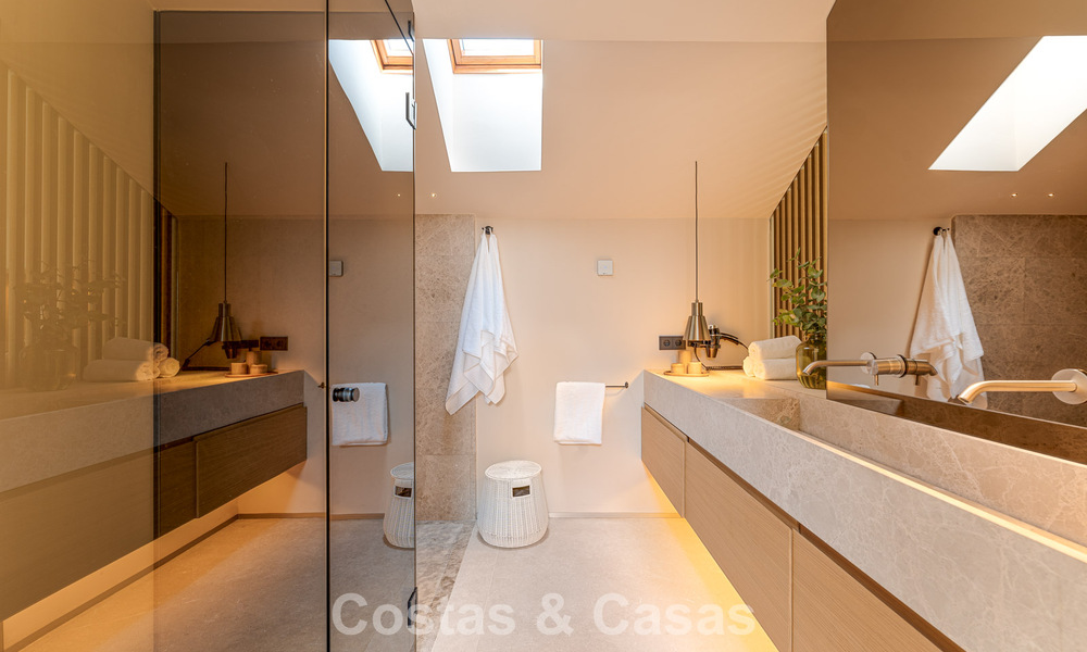 Contemporary duplex penthouse for sale in a gated urbanization on Marbella's prestigious Golden Mile 786992