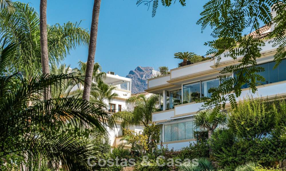 Contemporary duplex penthouse for sale in a gated urbanization on Marbella's prestigious Golden Mile 786993