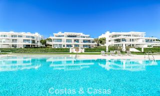 Prestigious apartment with sea views for sale, beachfront on the New Golden Mile between Marbella and Estepona 786945 