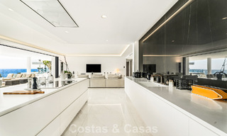 Prestigious apartment with sea views for sale, beachfront on the New Golden Mile between Marbella and Estepona 786949 