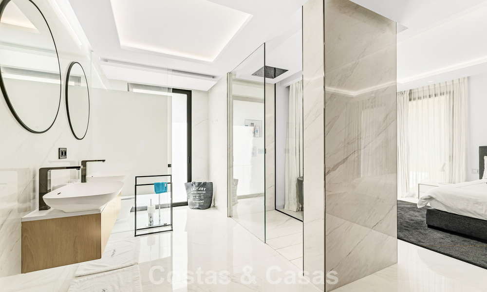 Prestigious apartment with sea views for sale, beachfront on the New Golden Mile between Marbella and Estepona 786954