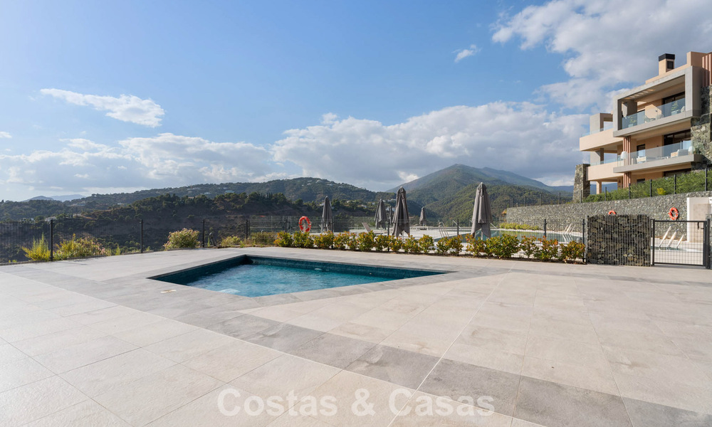 Move-in ready apartment with modern architecture for sale in a golf resort in the hills of Marbella - Benahavis 787122